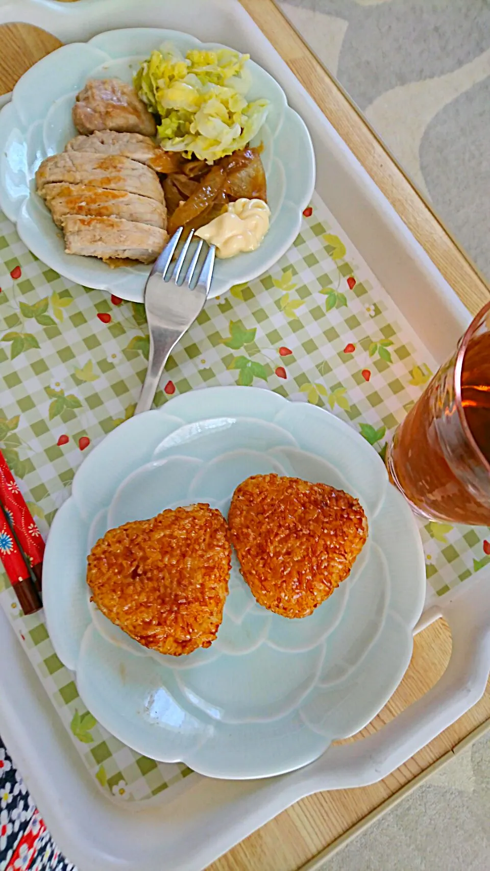 昨夜の残りのポークソテーと焼おにぎりのお昼ごはん🎶|しまだ ちえこさん