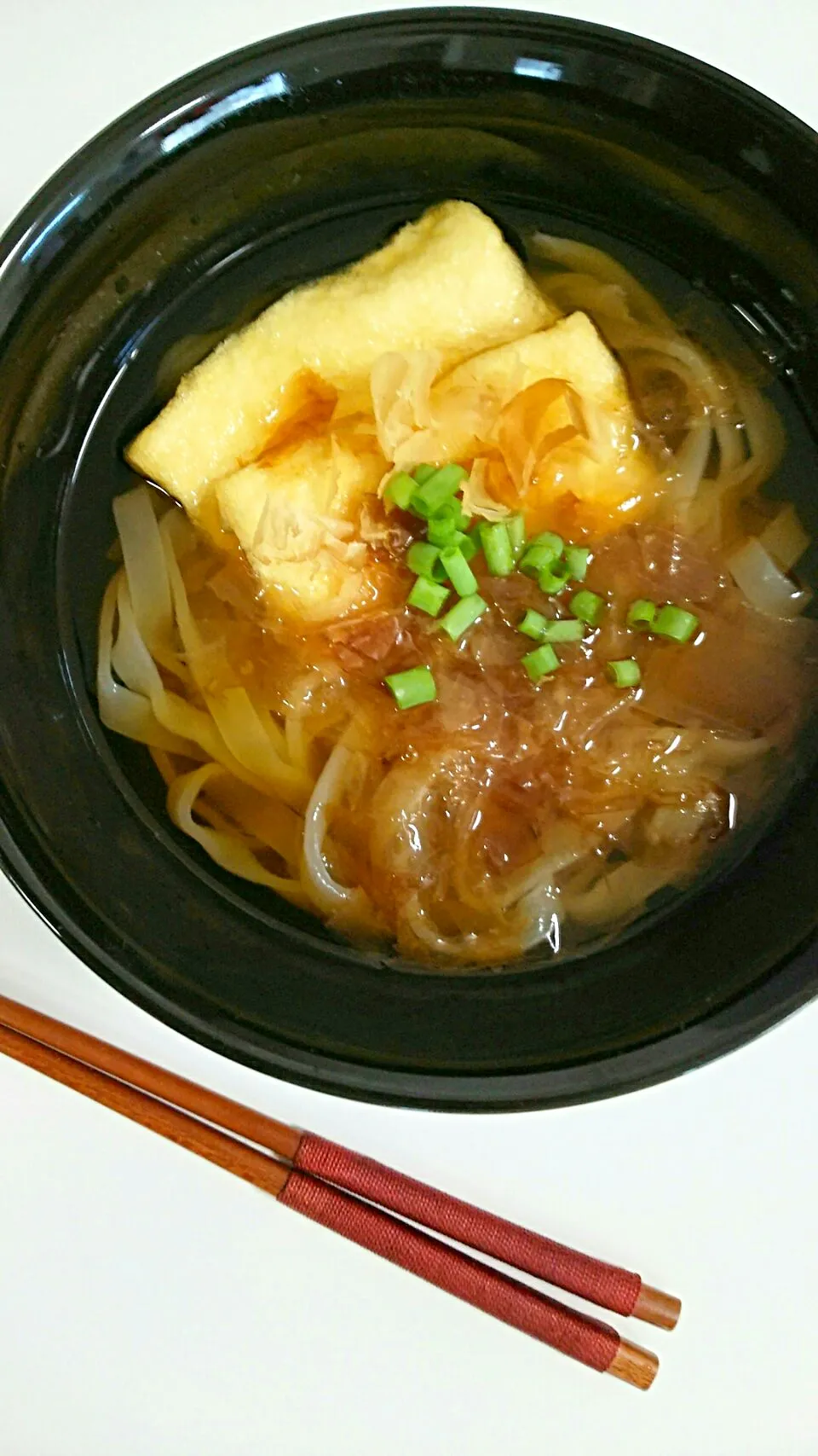 Lunch 🍴 Kishimen…noodles made in flat strips 🍜 #きしめん #ネギ #あげ #うちごはん #おうちごはん #昼食|まめさん