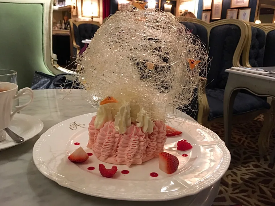 Rose meringue with vanilla ice cream and yuzu cream @ Antoinette|Ong Sor Fernさん