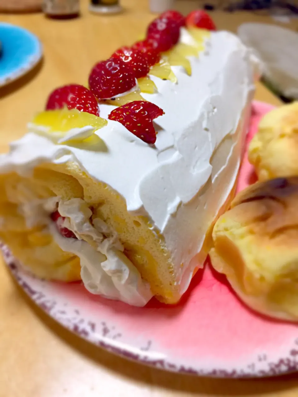 Snapdishの料理写真:簡単ふわふわスポンジケーキ！シフォン風♪ by Hananohiでお誕生日ロールケーキ|ミカさん