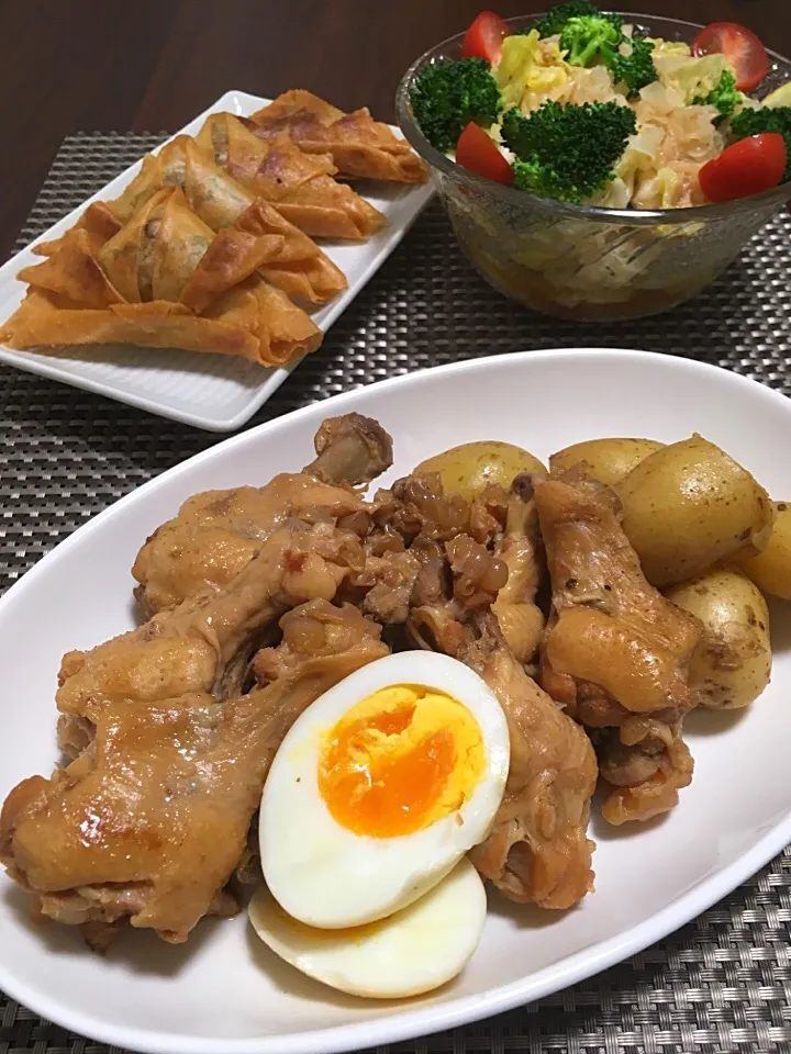 手羽元と新じゃがの甘辛煮 兜春巻き キャベツと新玉ねぎのサラダ🥗|みっきーさん