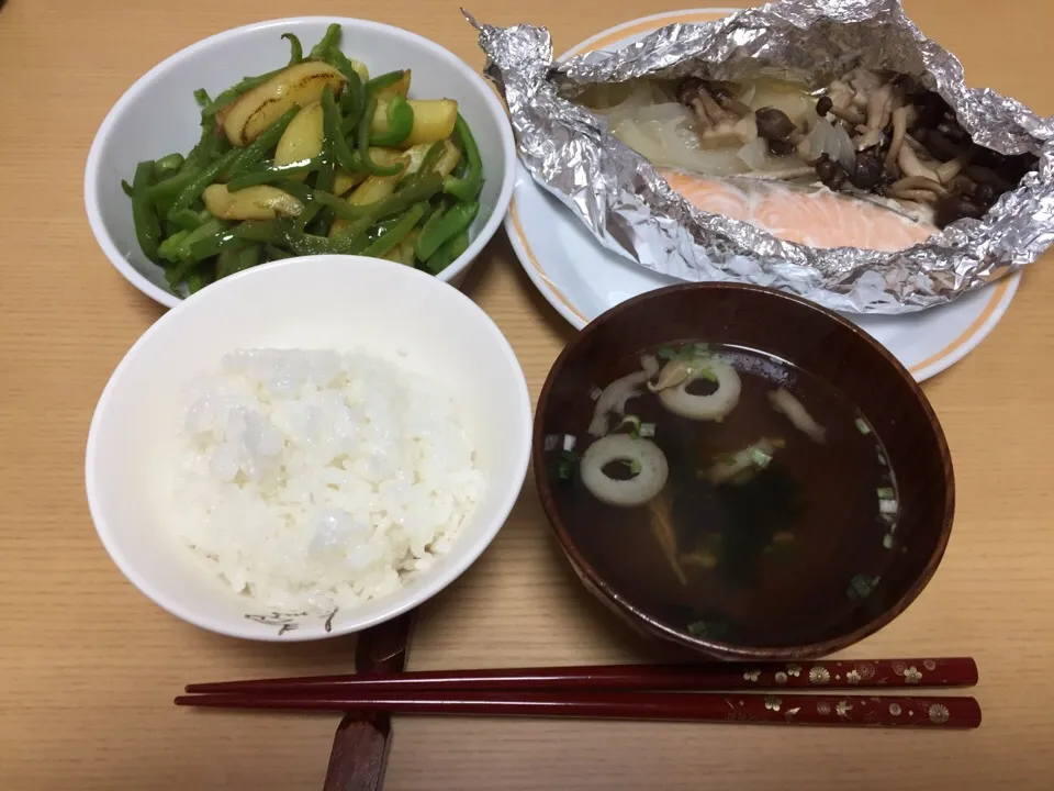 鮭のホイル焼き、じゃがいもとピーマンの揚げ炒め|aquamarineさん