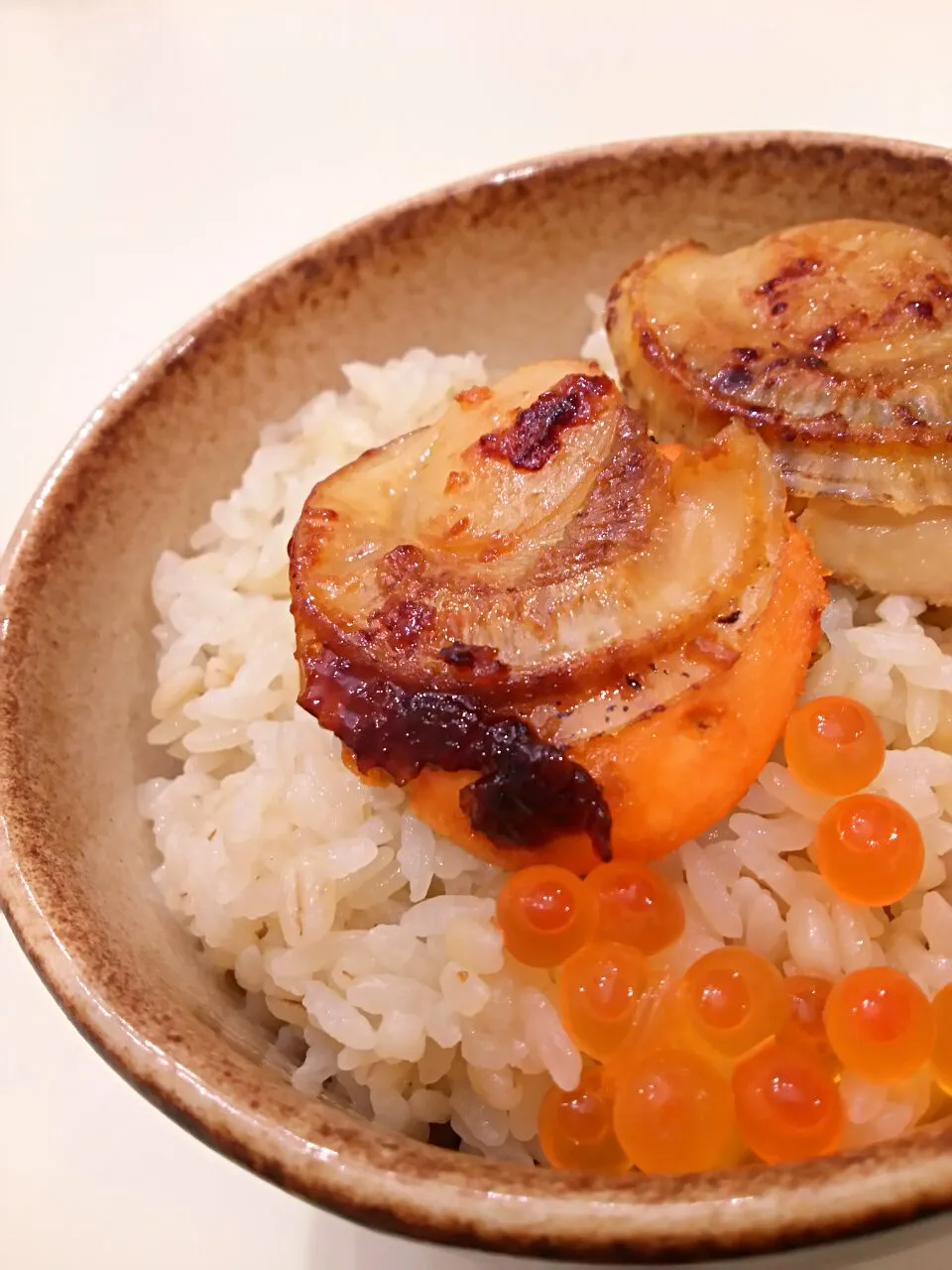 Snapdishの料理写真:もち麦で茶飯 香ばしく焼き上げた帆立貝といくら添え|徳之島トトロンヌさん