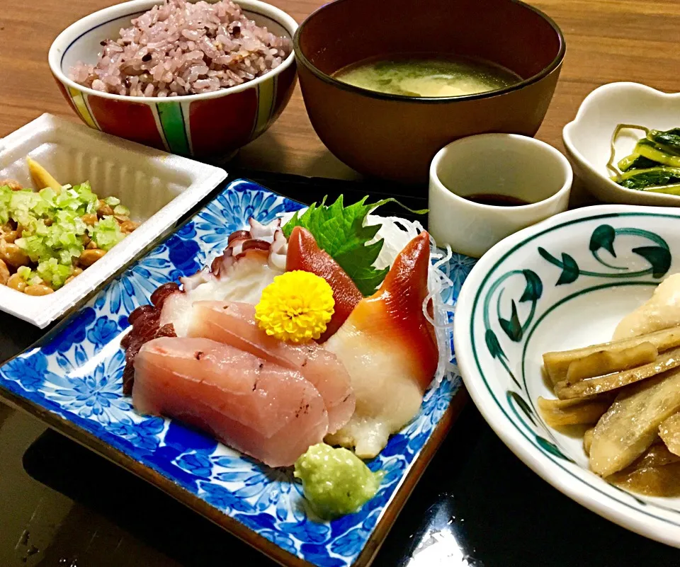 Snapdishの料理写真:単身赴任の晩ごはん🌃🌛
刺身三点盛（ビン、ホッキ、タコ🐙） ベーコンごぼう 
納豆（ねぎ、芥子、めんつゆ）
野沢菜漬
玉ねぎとわかめと揚げの味噌汁
黒米麦ご飯|ぽんたさん