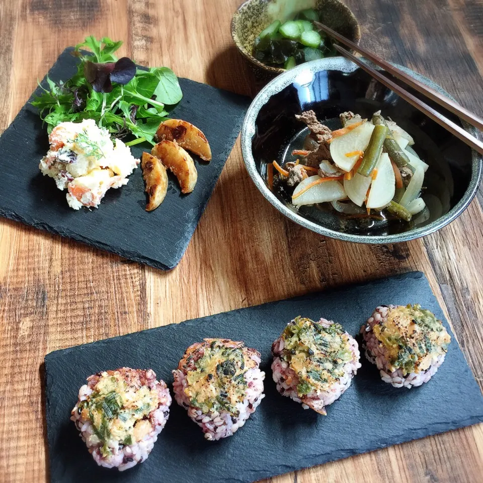 牛肉といろいろ野菜の煮込み♡
ねぎ味噌焼きおにぎり♡
クランベリーと人参の葉っぱのポテトサラダ♡
カブの甘辛ソテー♡
キュウリもみ♡|管理栄養士 Masumiさん