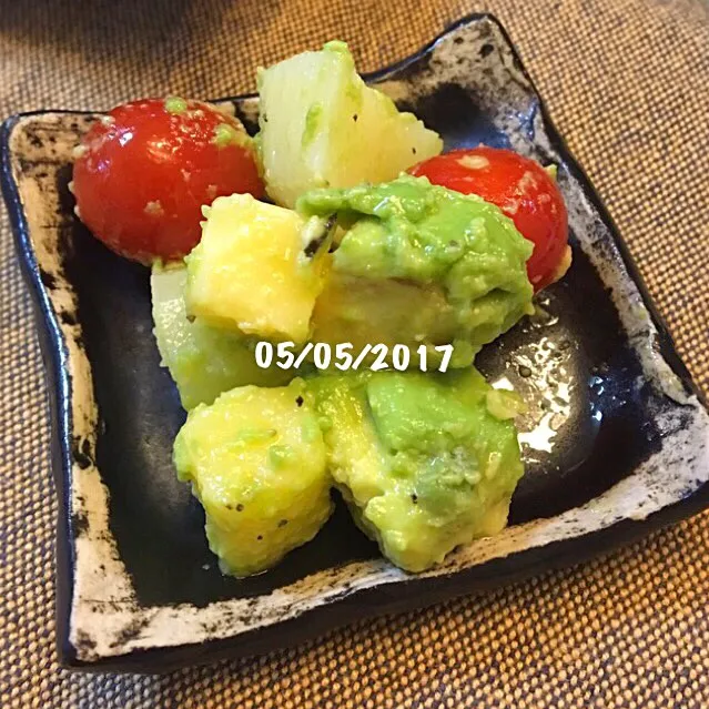 Snapdishの料理写真:アボカドチーズサラダ|友さん