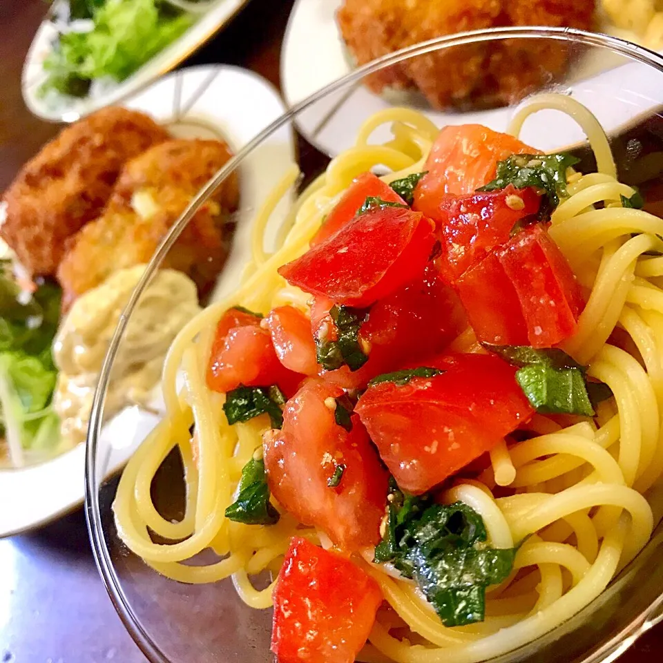 トマトの冷製パスタ🍅
と、ゴロッとえびのコロッケ🦐|ともこさん