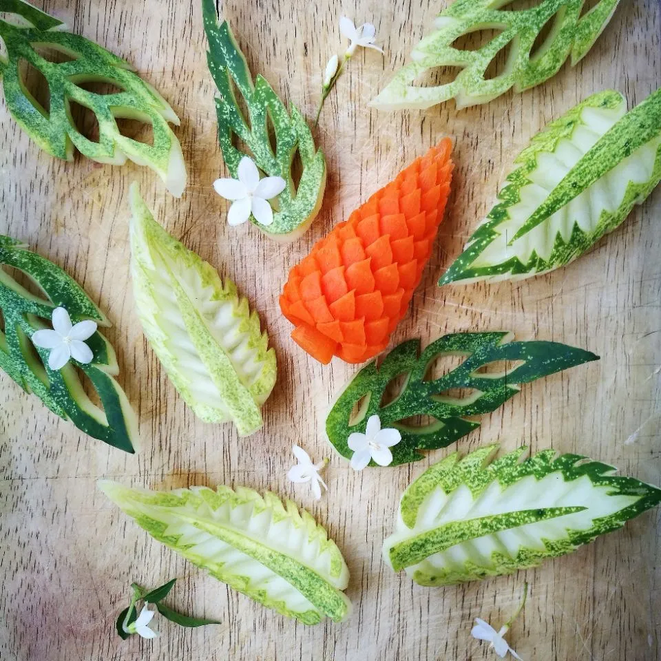 Handmade Thai carving a galanga flower and leaves #eatinthai|Eat in Thaiさん