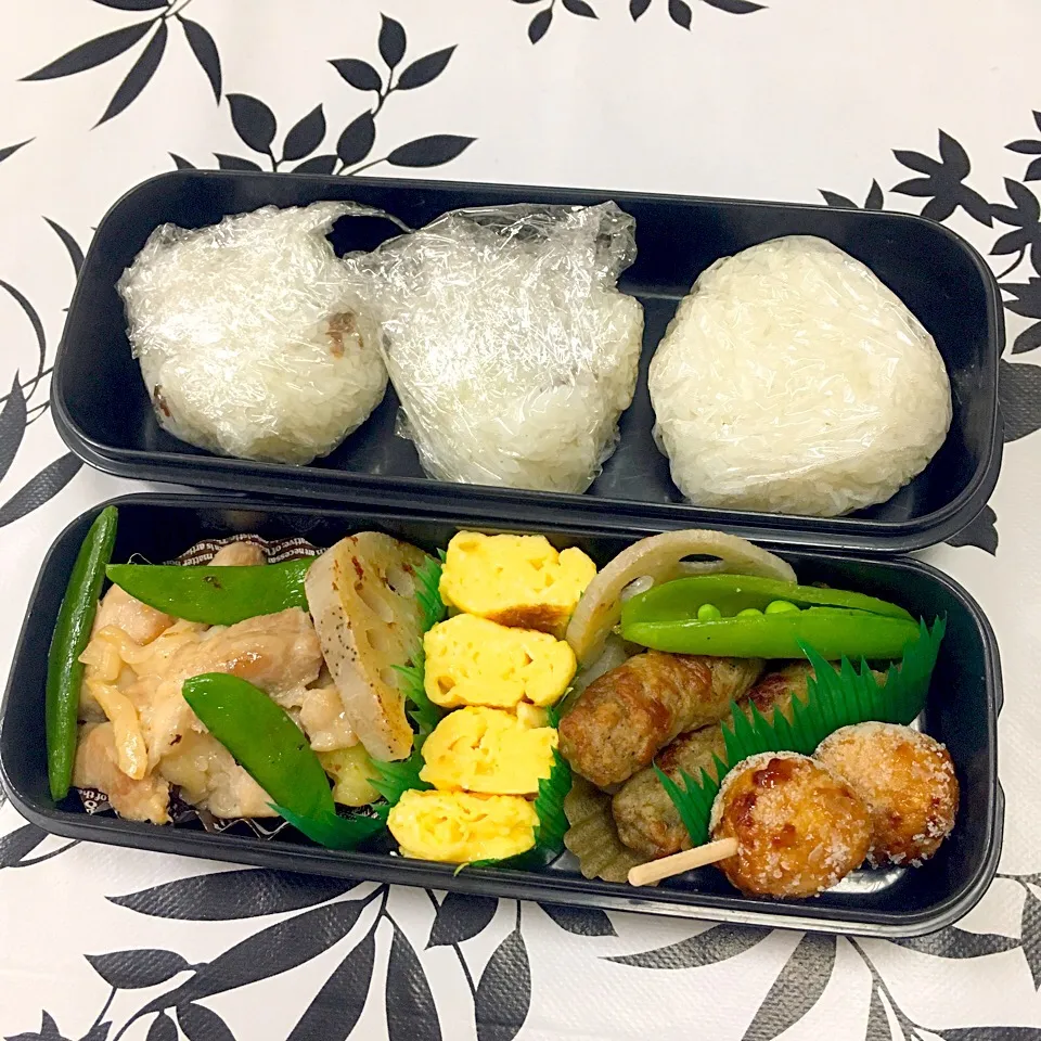 Snapdishの料理写真:息子のお弁当 鳥のガーリック塩ソテー 
卵焼き 蓮根 スナップえんどう ソーセージ 肉団子|keitakumamaさん