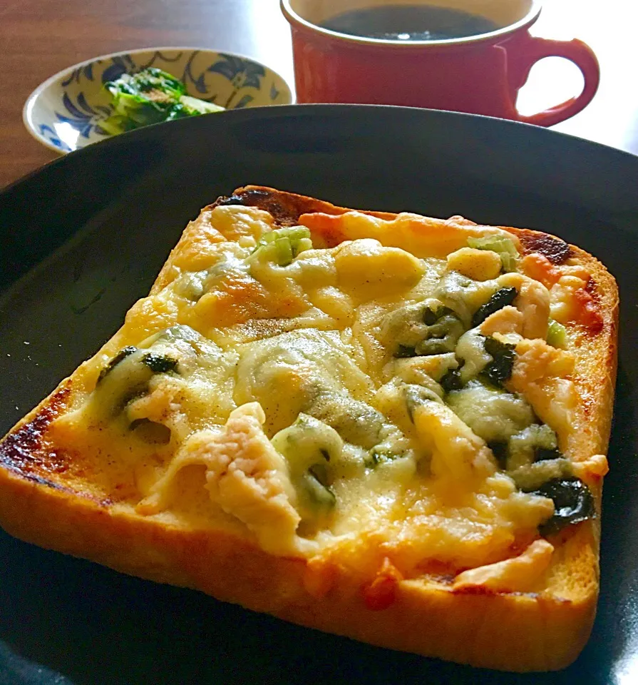 単身赴任の朝ごはん  茹で鶏と野沢菜漬、海苔のピザトースト   味噌マヨソースで🍕🍞|ぽんたさん