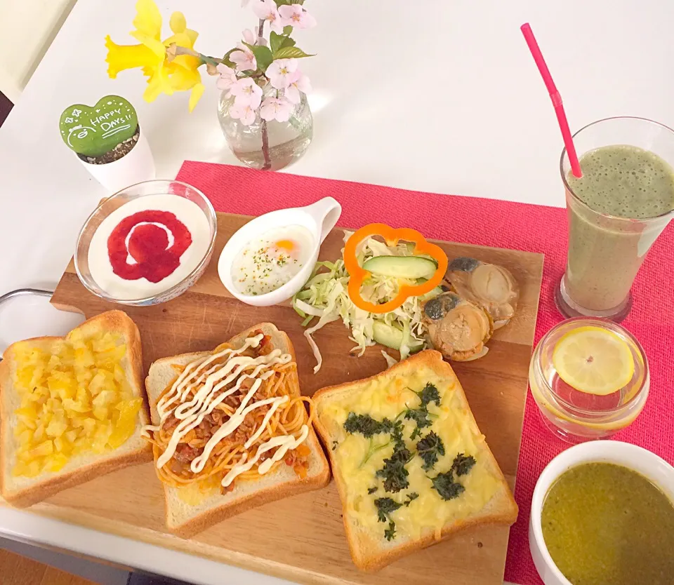 朝ごパン🍞は、トースト三種( ◠‿◠ )
レモンジャム🍋ミートスパ🍝チーズ🧀
カスピ海ヨーグルト、ストロベリーソース🍓レンジ30秒目玉焼き🍳野菜サラダ🥗ホタテの炭焼き付き🎵
かぼちゃの皮でポタージュスープ🎃
レモン水🍋
いつもの甘酒スムージー( ◠‿◠ )
今日もバランスGOODだね〜🤗💖🎵|はみちゃんさん