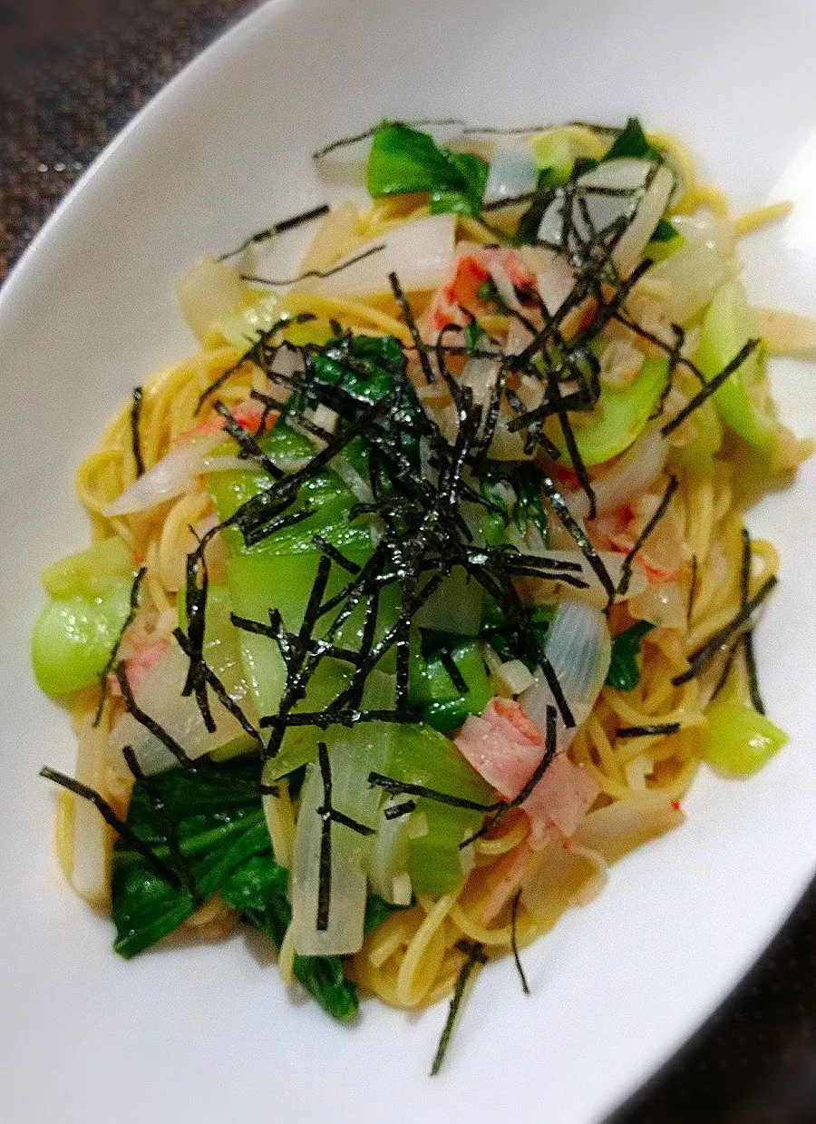 Snapdishの料理写真:青梗菜とカニカマでバター醤油パスタ
 #パスタ #和風ソース #青梗菜 #カニカマ #バター醤油 #休日ランチ|kossyossさん