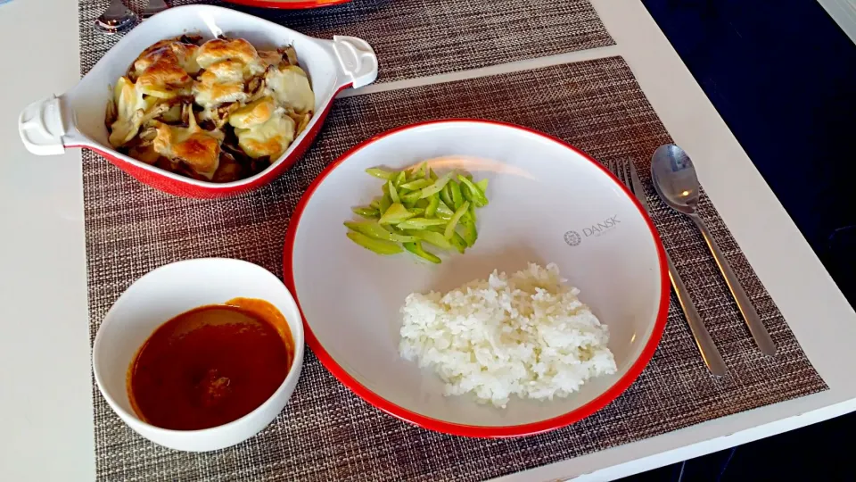 今日の昼食　無印のココナッツチキンカレー、セロリの炒め物、じゃがいもと舞茸の昆布つゆグラタン|pinknari🐰🌈さん