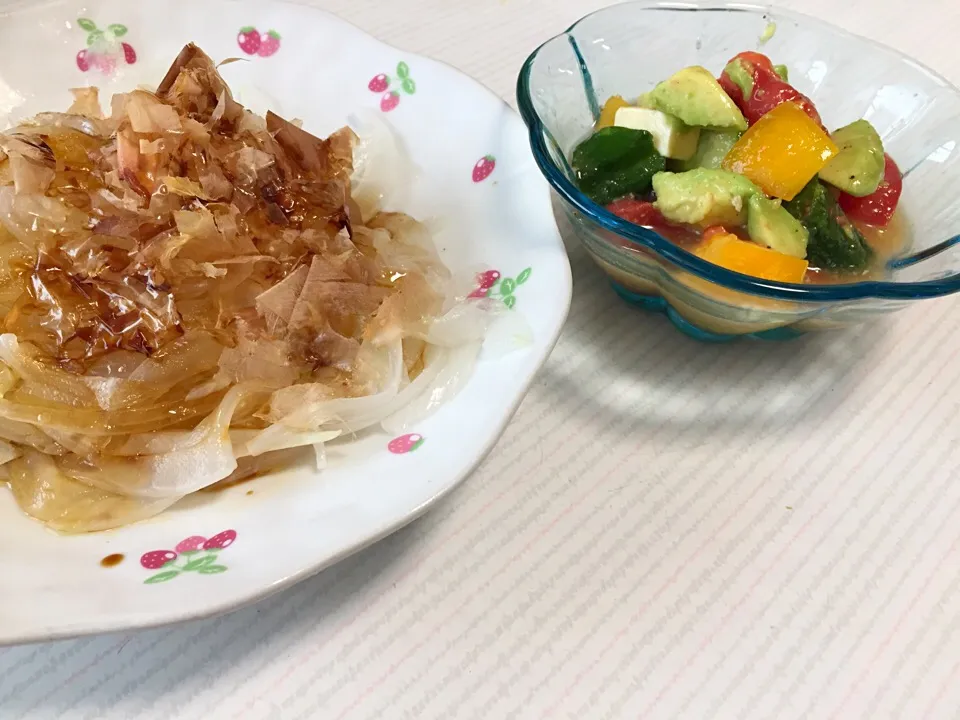 Snapdishの料理写真:自分で収穫！新玉ねぎ トマトのサラダ|みぃさん