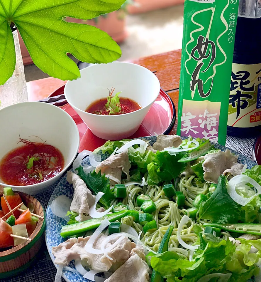 Snapdishの料理写真:すりおろしトマト🍅
冷しゃぶサラダ🥗わかめうどんDE|シュトママさん