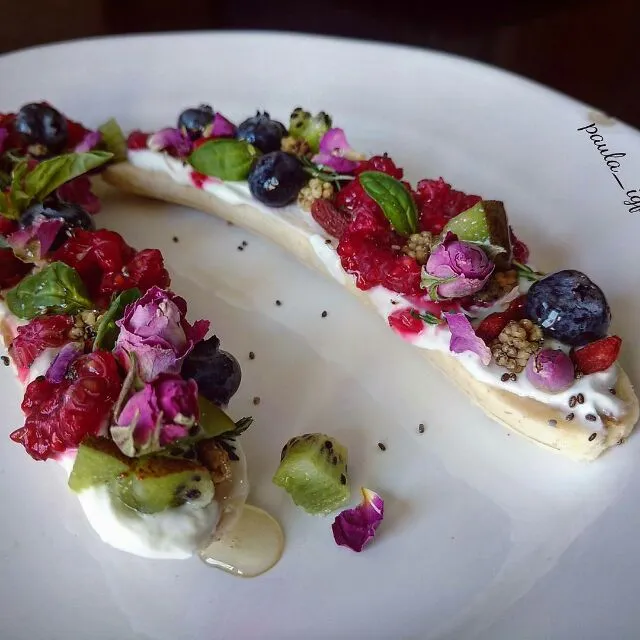 Snapdishの料理写真:banana coated with greek yogurt+ berries+🍯+kiwi+ rose buds|paulaさん