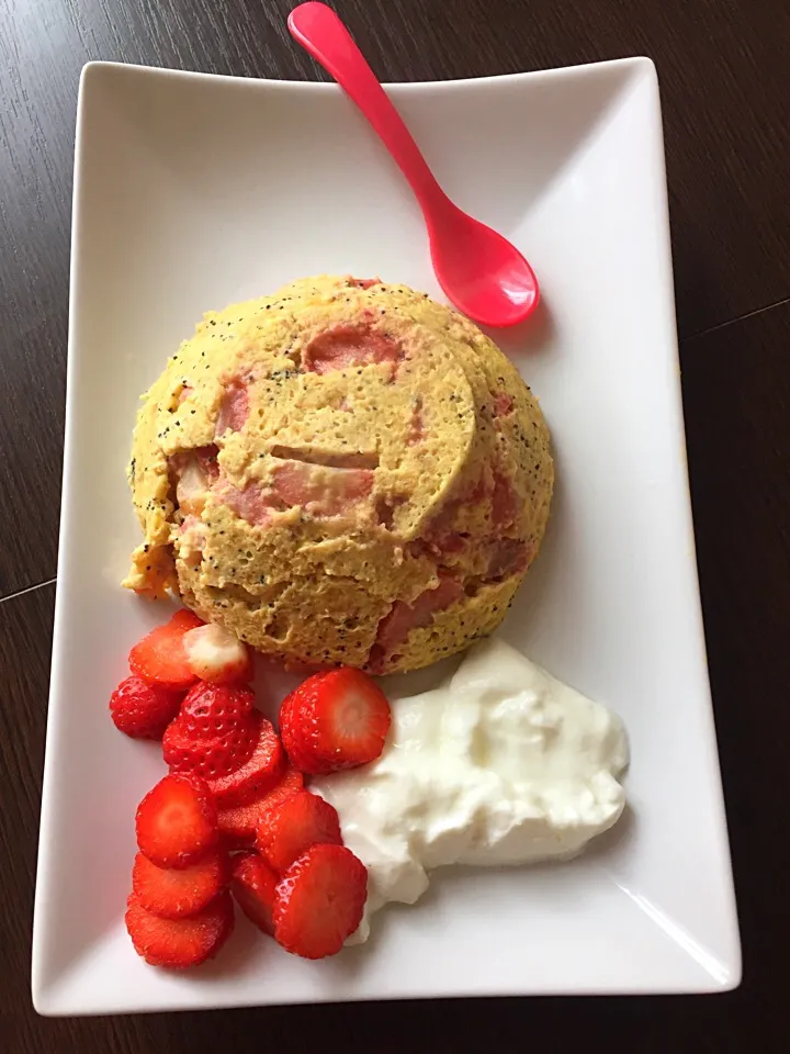 Jahodový mugcake ❤️🍓🎂 #strawberry #mugcake|LucieFoodさん