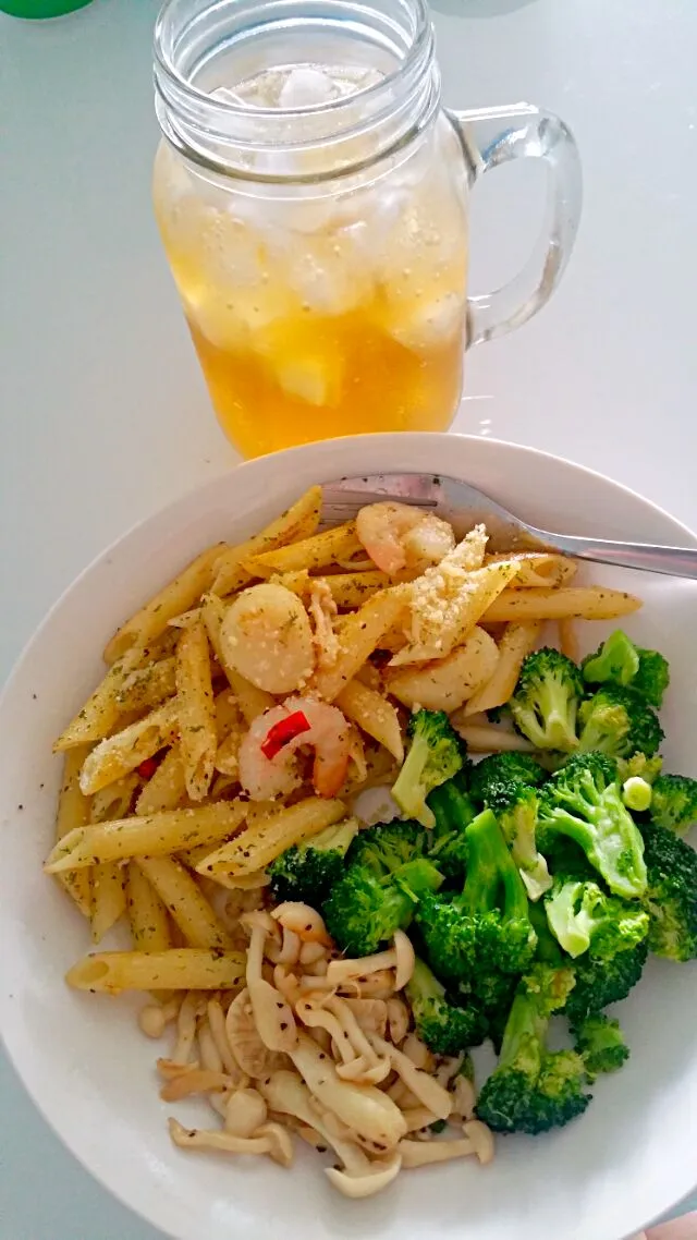 Snapdishの料理写真:Pasta with scallops and prawns with white shimeiji and broccoli😍 with iced green tea 😋|🌷lynnlicious🌷さん