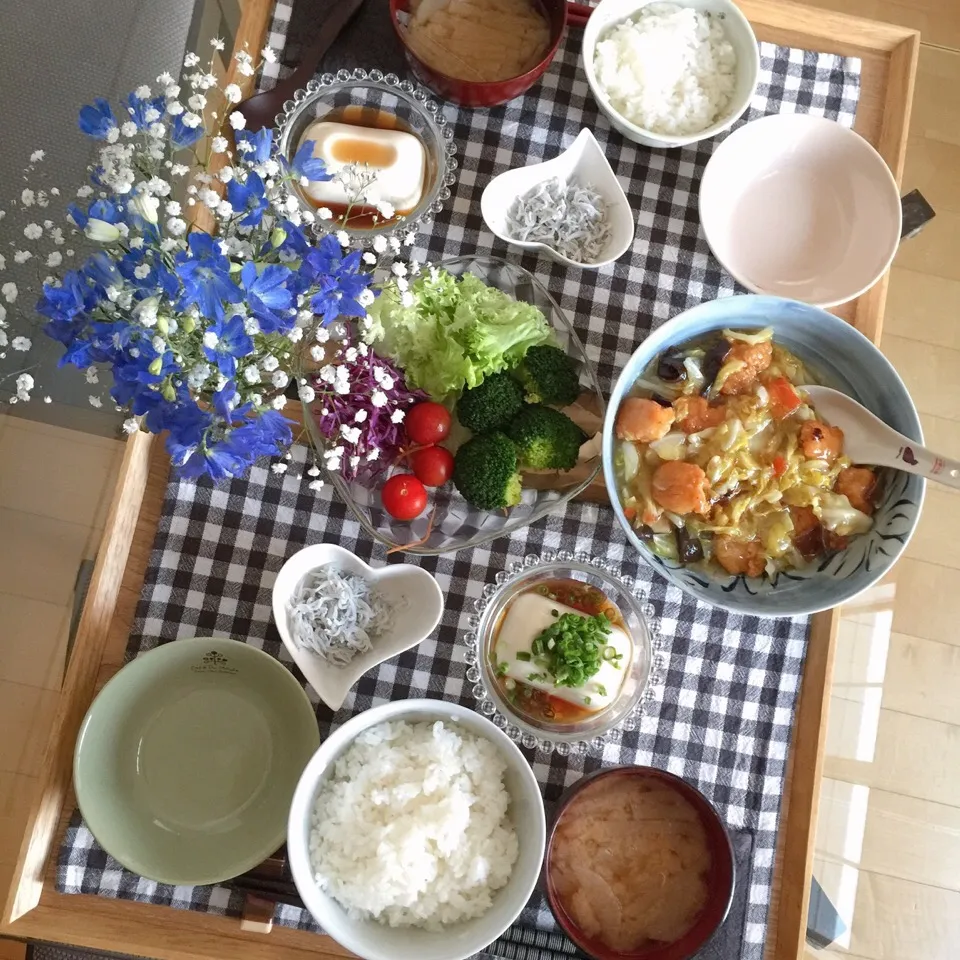 Snapdishの料理写真:5/6❤︎主人と娘の休日晩ごはん❤︎
・鶏からの中華風炒め
・柚子豆腐
・釜揚げしらす干し
・カラダ
・ごはん
・大根のお味噌汁|Makinsさん