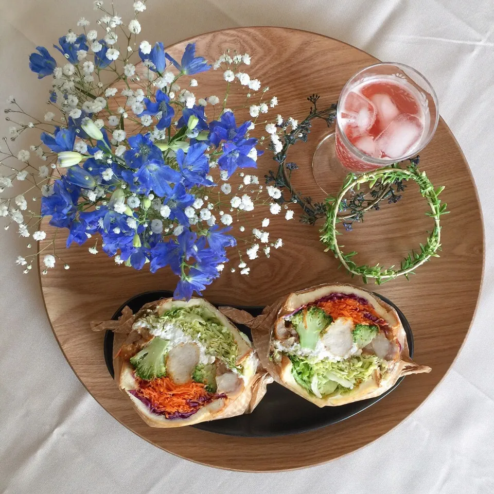 Snapdishの料理写真:5/6❤︎鶏から揚げ&カッテージチーズお野菜たっぷりサンド❤︎ ロゼスパークリングワイン🍷を添えて…|Makinsさん