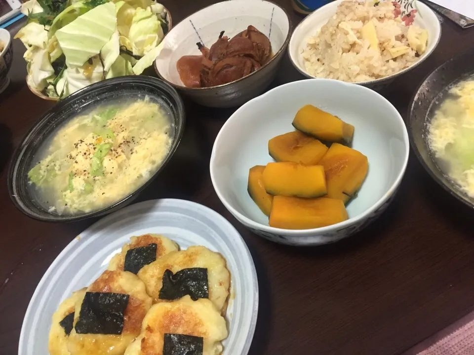 5月6日晩ご飯。チーズ芋もち、カボチャの煮付け、ごま油と塩昆布でやみつきキャベツ、帆立の柔らか煮、筍ご飯、レタスとたまごスープ。|あやさん