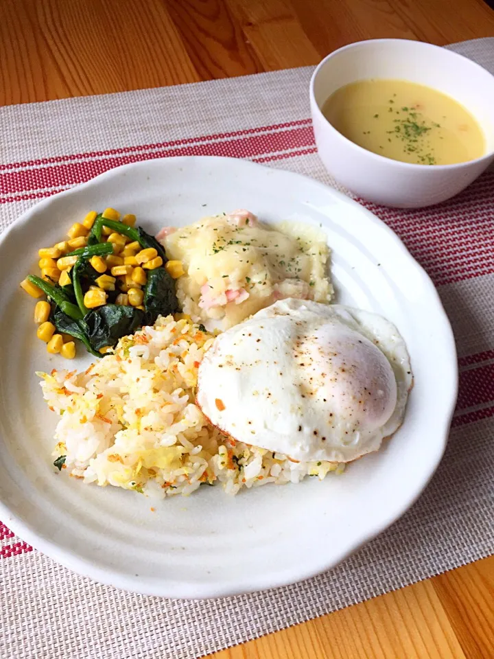 Snapdishの料理写真:【ブランチプレート】
チーズポテサラ、コーンバターほうれん草、カレーご飯、目玉焼き、コーンスープ|sayaさん