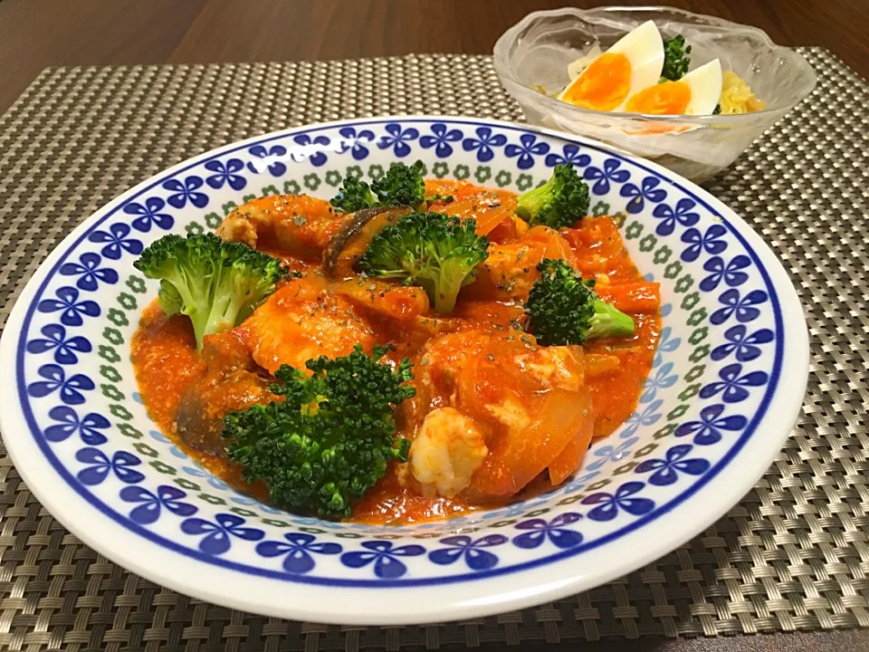 鶏胸肉と色々野菜のトマト煮🍅
新玉ねぎとツナのサラダ|みっきーさん