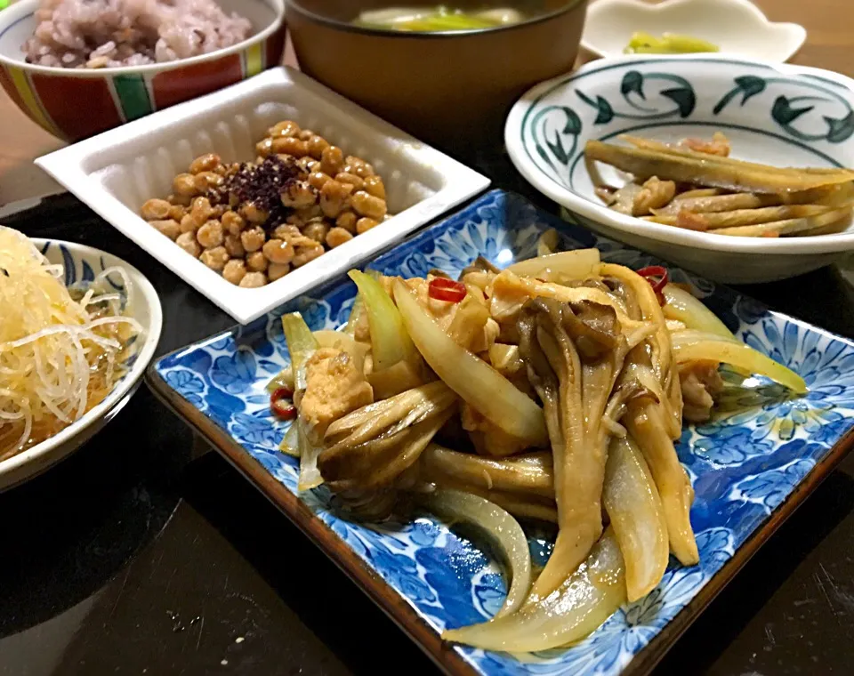 単身赴任の晩ごはん🌠
鶏🐔と舞茸のオイスターソース炒め
ベーコンごぼう🥓
納豆（ゆかり、顆粒ダシ）
大根サラダ 山葵ドレッシング
野沢菜漬
菜花の味噌汁
黒米麦ご飯|ぽんたさん