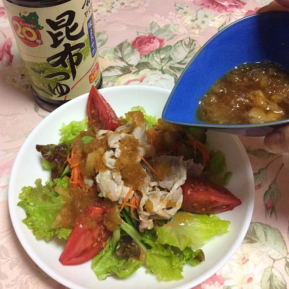 玉ねぎすりおろし50ccと昆布つゆ10ccにバター小1を合わせてレンチン！
お肉にも野菜にも合うめちゃウマドレッシングでおかずサラダの完成😆💕|夢ーテルさん