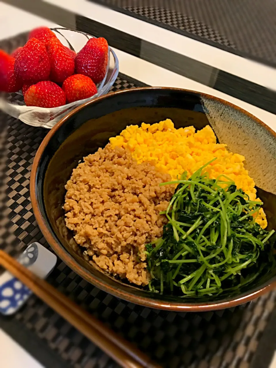 生姜風味の甘辛鶏そぼろ＊三食丼|mikaさん