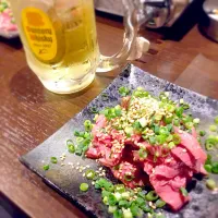 Snapdishの料理写真:和牛ローストビーフのユッケ(横浜 肉BAL Boswain)|とりあえず大盛りさん