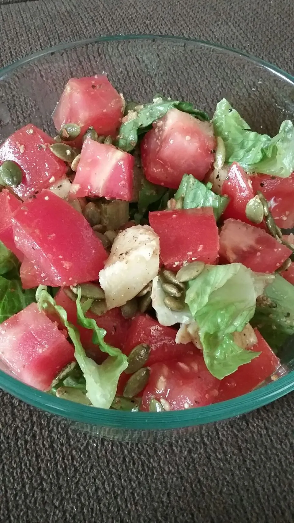 romaine and tomatoes with pumpkin seeds and home made tomato h20 vinaigrette.|Polly Gelfusoさん