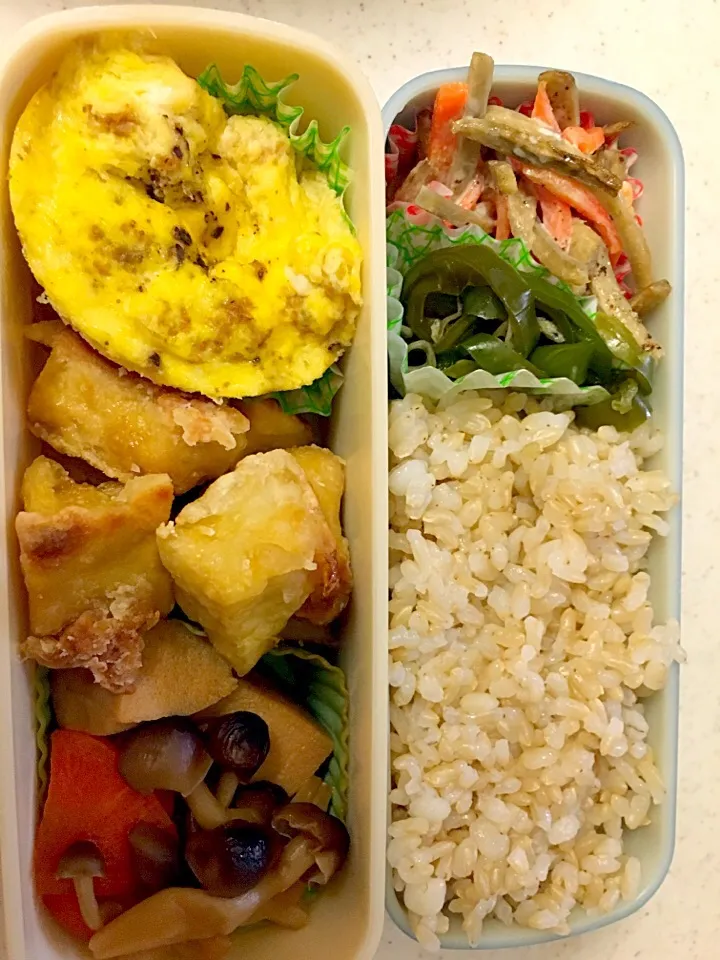 ☆フライパンひとつで10分お弁当☆

今日は高野豆腐のお弁当🍱

高野豆腐と卵で、3品作ったよ。
1000回以上やっているから、パターン化してきてる…（笑）

★高野豆腐の唐揚げ
★高野豆腐の煮物
★じゃこピーマン
★ゴボウサラダ
★卵焼き
★押麦ともち麦入り玄米ご飯

#フライパンひとつ #10分お弁当 #簡単弁当 |横井朱里さん