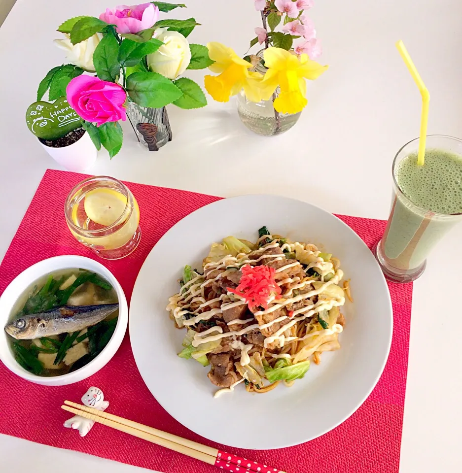 朝ごはんは勝負飯( ◠‿◠ )
牛肉カルビー焼肉盛り焼きそば👍🤗
アジ煮干し入り豆腐長ネギ味噌汁🎵
いつものレモン水🍋
いつもの甘酒スムージー( ◠‿◠ )
手抜きメニュー（笑）でGOODだね〜😊|はみちゃんさん