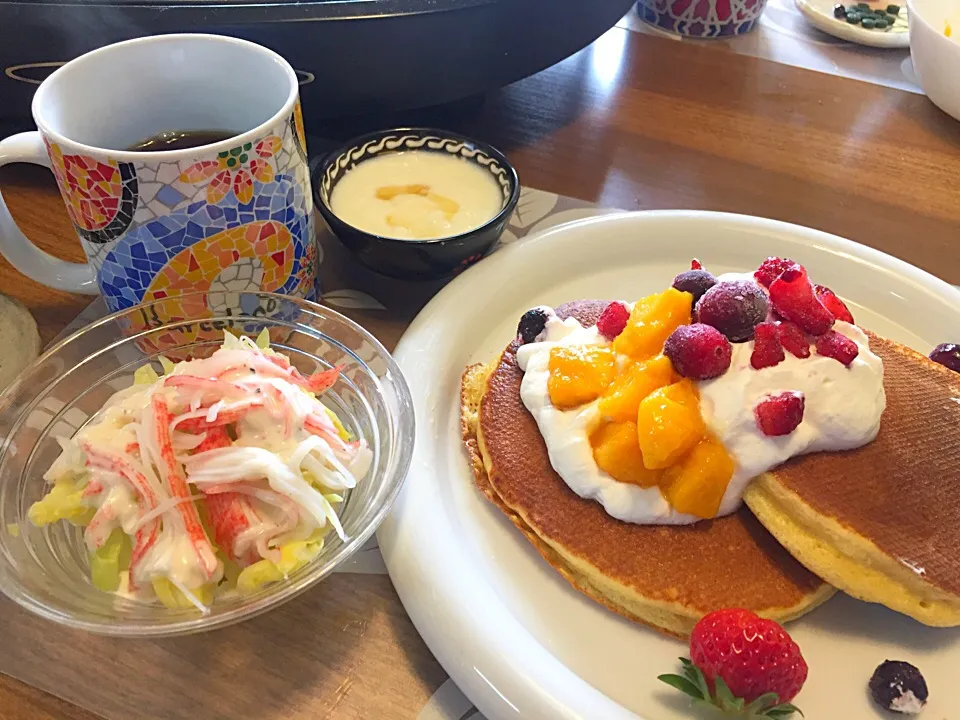 日曜日の朝ごはん
スフレパンケーキ三種ベリーとマンゴ生クリーム添え、キャベツとカニカマのサラダ、ヨーグルト、コーヒー|かよちゃんさん