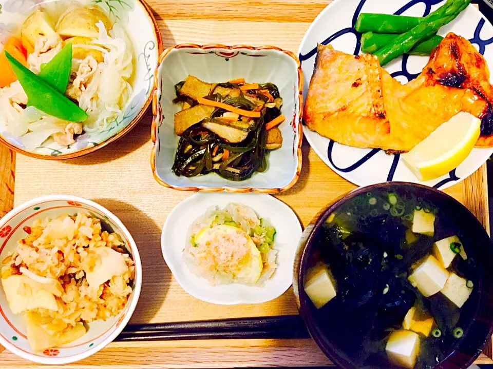 Snapdishの料理写真:うちごはん🏡
 ・白だしの肉じゃが
 ・ 切り昆布の煮物
 ・ 塩シャケ🐟 
 ・ 新玉とツナのさっぱり和え
 ・ 筍ごはん
 ・ わかめのお味噌汁|Tinaさん