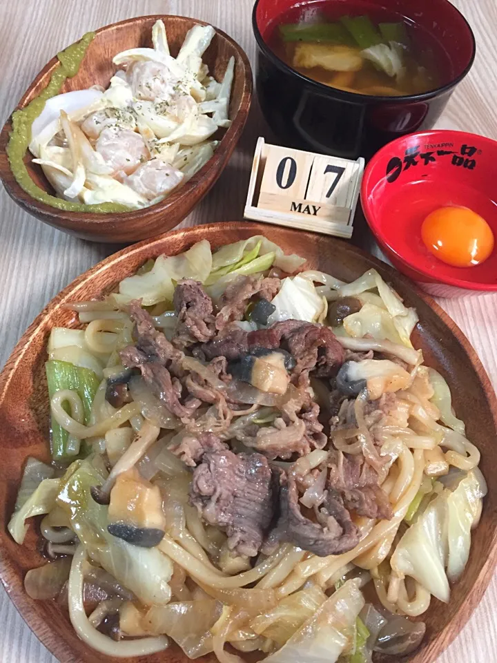 Snapdishの料理写真:らんち！
#すき焼きうどん
#新玉と貝柱のサラダ
#アゴ出汁とバイ貝の煮汁の野菜soup|伍龍やすさん