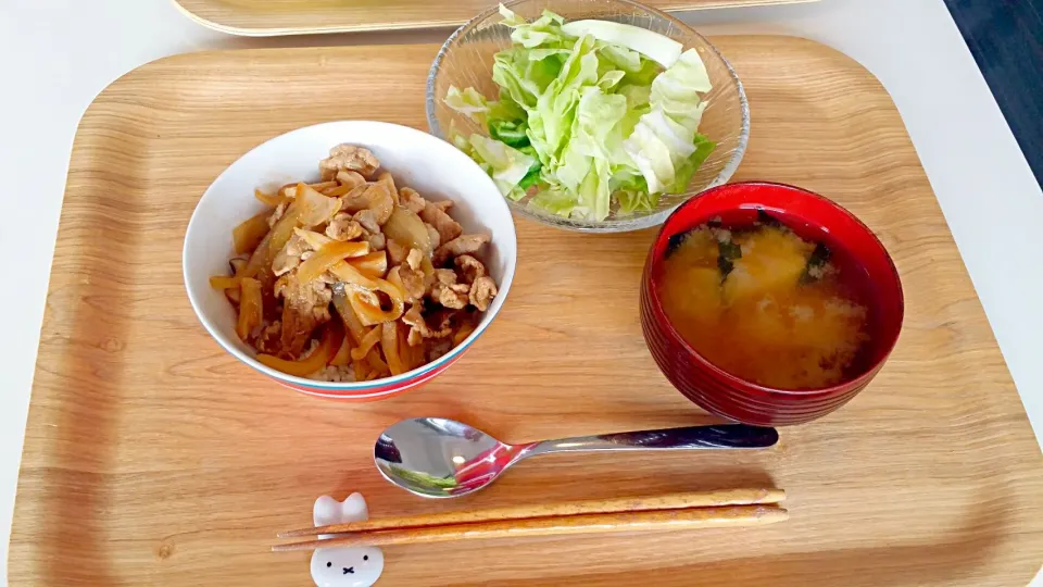 今日の昼食　豚丼、塩きゃべつ、じゃがいもとわかめの味噌汁|pinknari🐰🌈さん