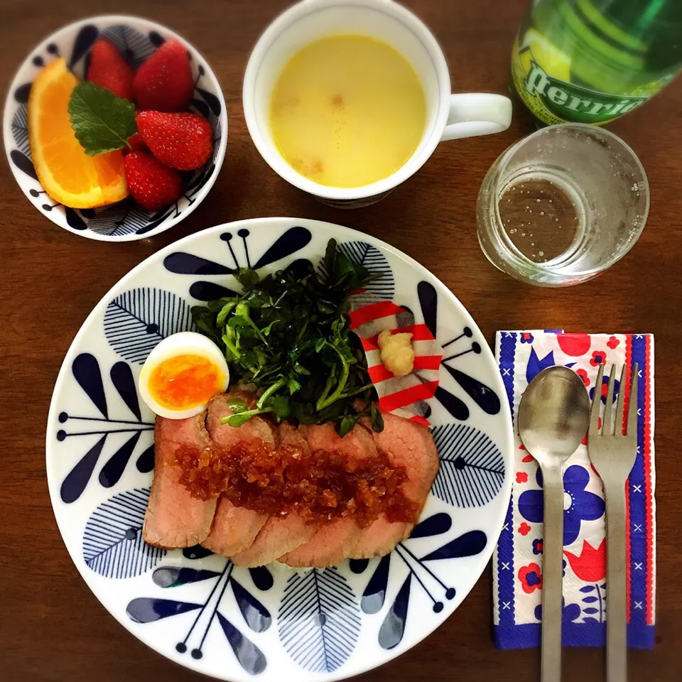 Snapdishの料理写真:自家製玉ねぎソースでいただくローストビーフでお昼ごはん。|@mayuさん