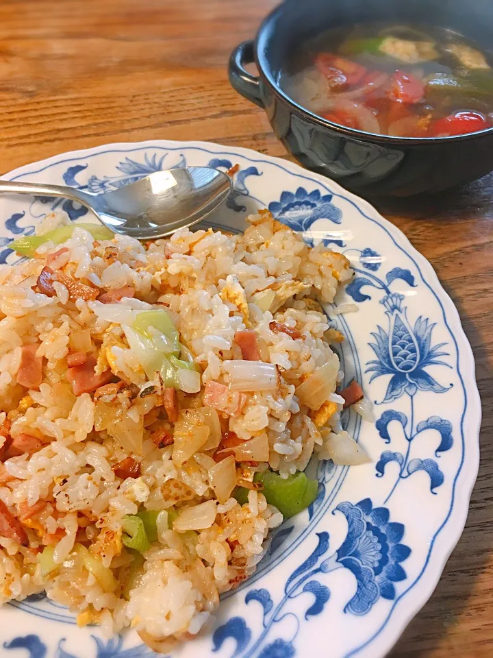 GW最後の昼食
・焼き飯
・オクラとトマトのスープ|akiさん