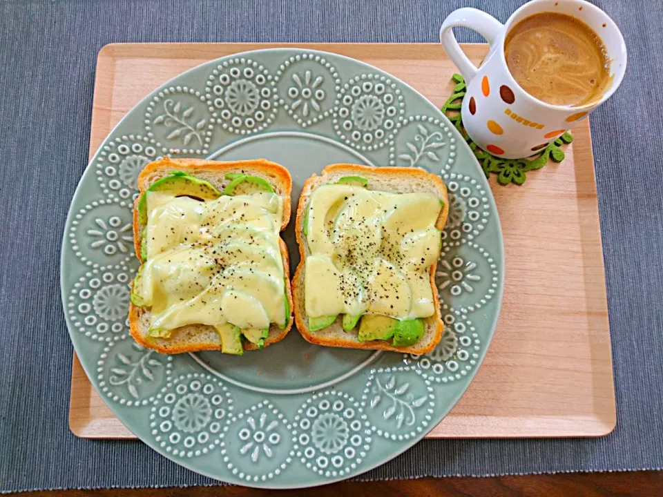 Snapdishの料理写真:実家の食パンでアボカドチーズトースト🥑🧀🍞|おむすびさん