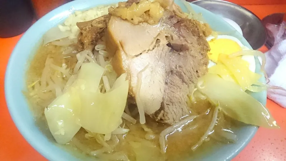 ラーメン富士丸 神谷本店 の  富士丸ラーメン―麺少な目＋生玉子(麺少な目サービス)＋ニンニク＋アブラちょい(別皿)＠王子神谷、志茂、赤羽17059|大脇さん