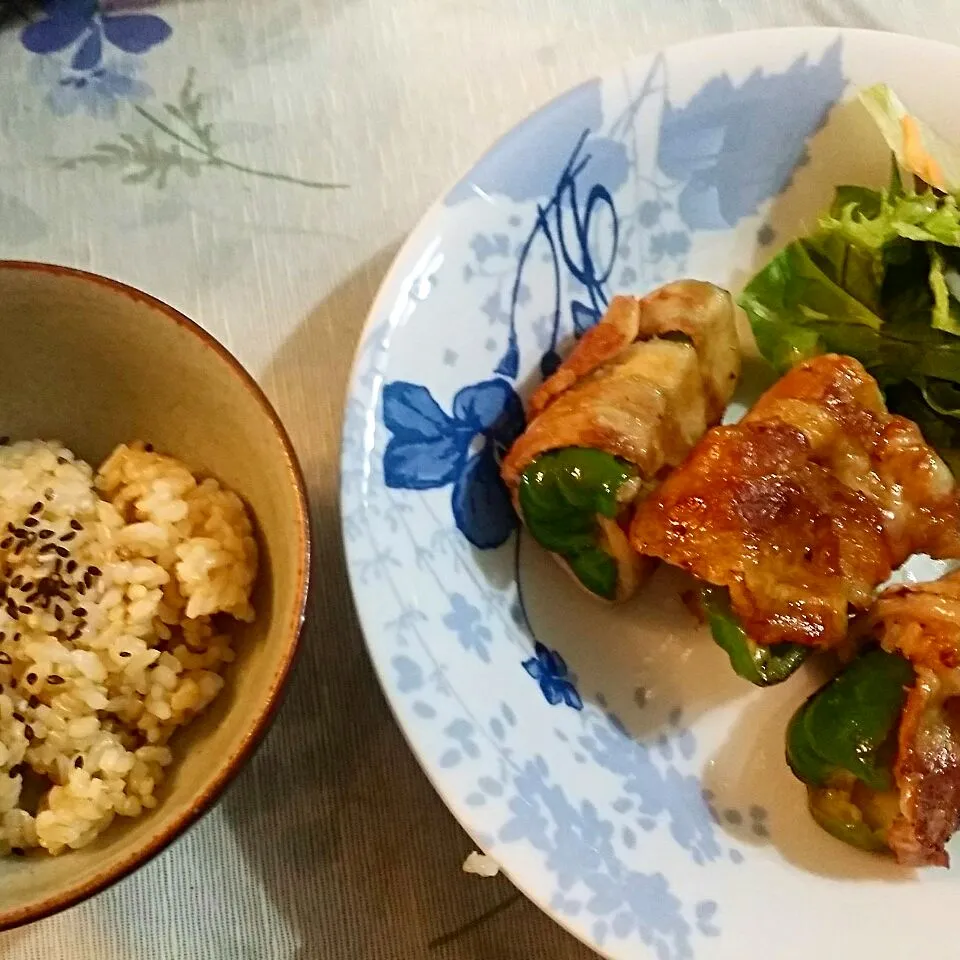 Snapdishの料理写真:チーズ入りピーマンの肉巻き|ぼゆさん