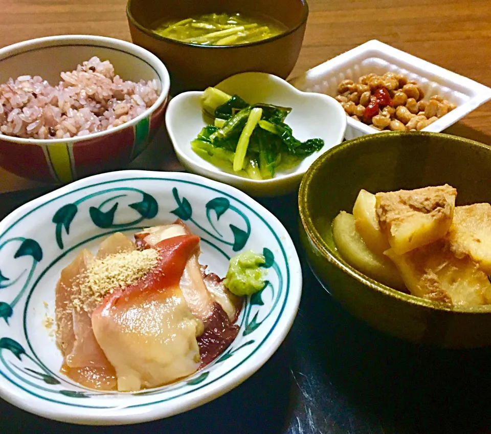 単身赴任の晩ごはん🌠🌝
ヅケ3種（ビン、タコ🐙、ホッキ）
大根とツナの煮物
納豆（豆板醤、ごま油、醤油）
野沢菜漬
菜花と揚げの味噌汁
黒米麦ご飯|ぽんたさん