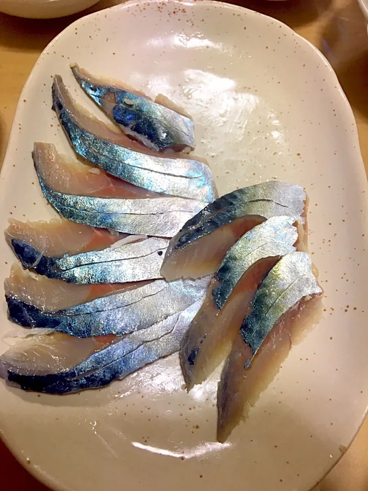 旦那様が釣った中サバ！
シメサバ。

脂が乗ってて旨い😋|abekoさん