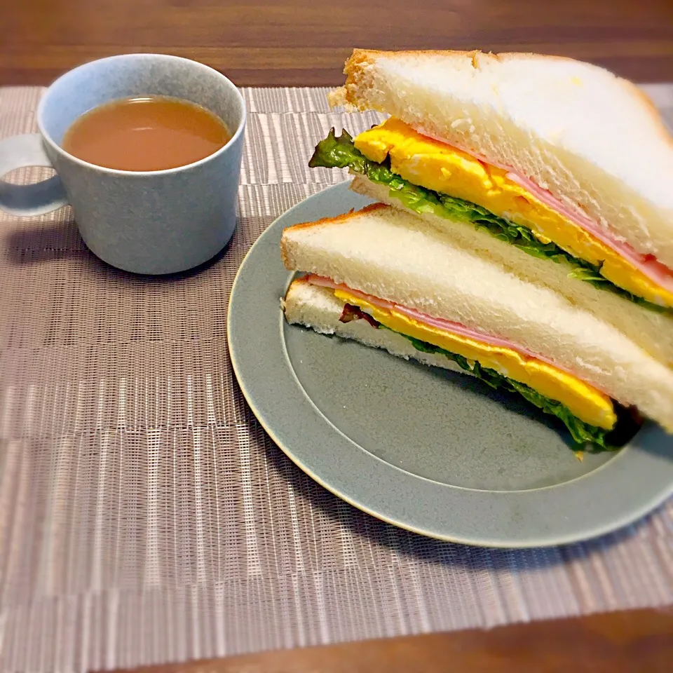 厚焼き玉子とハムレタスサンド|たまさん