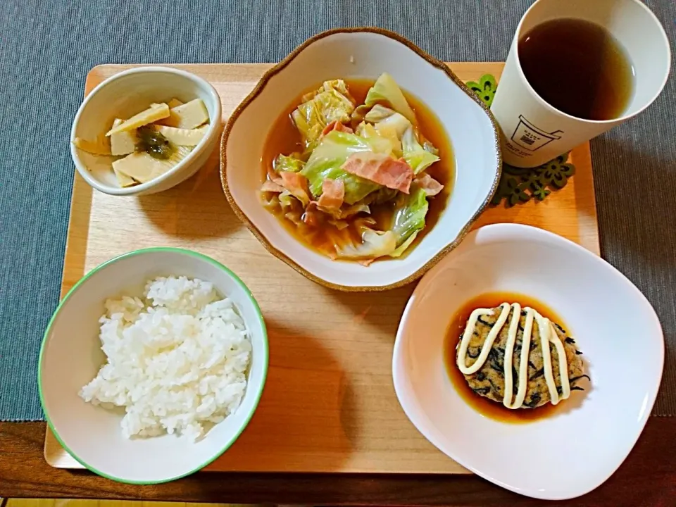 Snapdishの料理写真:ベーコンとキャベツのあっさり煮、ひじき入り豆腐ハンバーグ、タケノコの昆布煮|おむすびさん