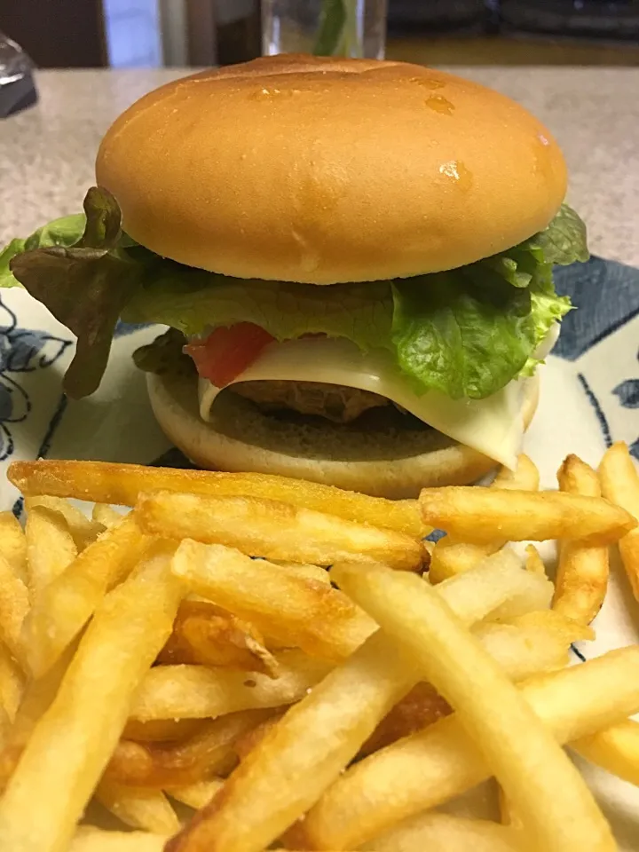 HomeMade Cheese Burger

#チーズバーガー|Kob Sathapornさん