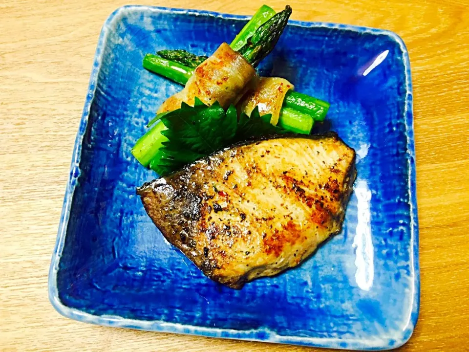 Snapdishの料理写真:ブリのハーブソルトソテー&アスパラのベーコン巻き|vege食堂さん