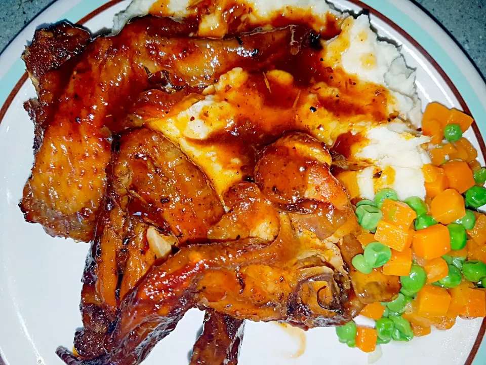 Barbecue Wings with Mashed Potato Green Peas and Carrots.|Juan Simmsさん